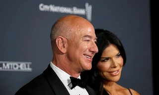 Bạn gái 52 tuổi mặc cúp ngực gợi cảm, sánh đôi bên tỷ phú Amazon Jeff Bezos