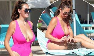 Sao truyền hình 9x cực gợi cảm với áo tắm xẻ ngực sâu 