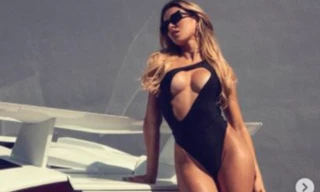 Mẫu nội y Cindy Prado 'đốt mắt' fan với áo tắm xẻ ngực bạo