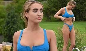 Sao truyền hình 9x đẹp như mộng với bikini