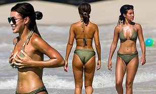 Montana Brown nóng bỏng gây 'chao đảo' ở biển