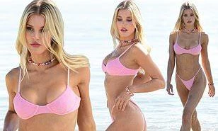 Joy Corrigan quyến rũ ngất ngây với bikini hồng 