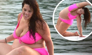 Mẫu ngoại cỡ Ashley Graham bụng bầu 'vượt mặt' vẫn tập yoga với bikini nóng 'bỏng mắt'