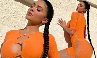 Tỷ phú Kylie Jenner khoe body 'bốc lửa' với áo xẻ ngực, 'check-in' ở villa có giá 32.500 USD/đêm