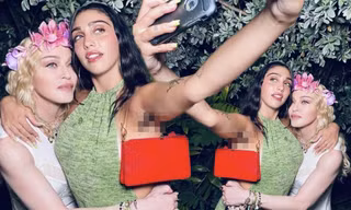 Con gái Madonna khoe ảnh selfie cùng mẹ, vô tư lộ 'violong' vùng nách kém duyên