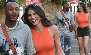 Rebecca Gormley diện mốt không nội y, ra phố cùng bạn trai