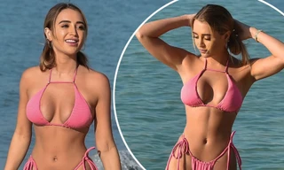 Sao truyền hình 9x cực quyến rũ và xinh đẹp với bikini hồng ở biển