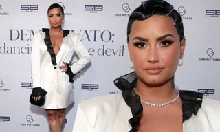 Demi Lovato mặc xẻ ngực táo bạo 