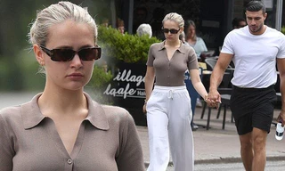 Không nội y, Molly-Mae Hague khoe vòng một táo bạo trên phố