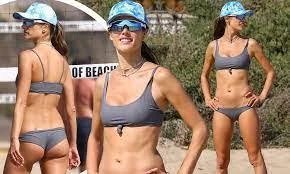 Alessandra Ambrosio khoe dáng đẹp ngưỡng mộ với bikini 
