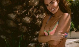 Mẫu nội y Haley Kalil khoe 3 vòng 'vàng' với bikini 