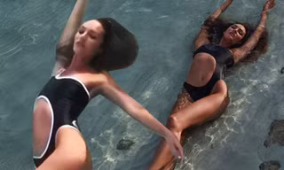 'Thiên thần nội y' Candice Swanepoel phô body đẹp 'nín thở' với áo tắm