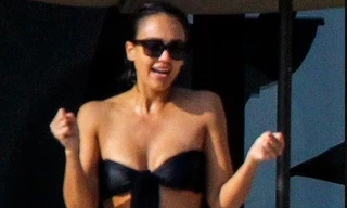 ‘Thiên thần bóng tối’ Jessica Alba mặc bikini quây gợi cảm ở biển