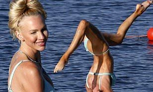 Sao truyền hình Mỹ diện bikini trình diễn yoga điêu luyện ở biển