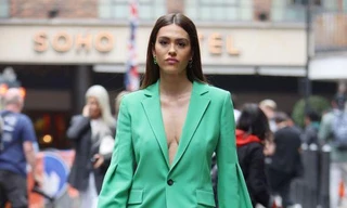 Nàng mẫu 20 tuổi diện phong cách không nội y, đẹp như fashionista trên phố