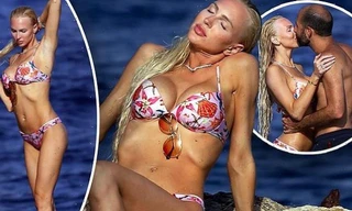 Sao truyền hình Mỹ diện bikini cực 'bốc lửa', không ngừng ôm hôn chồng ở biển