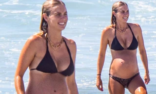 Người mẫu áo tắm Elyse Knowles khoe bụng bầu lùm lùm với bikini
