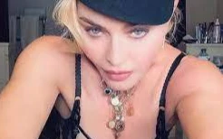 Madonna gây tranh cãi với loạt ảnh selfie mới trên Instagram.