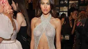 Amelia Hamlin nối gót Megan Fox, gây sốc khi mặc váy lưới lộ trọn vòng một ở sự kiện