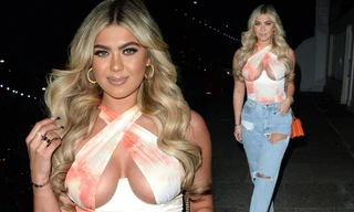 Sao truyền hình 9x mặc áo cắt xẻ lạ, lộ ngực táo bạo