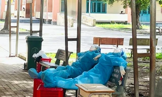 Hai tình nguyện viên Quỳnh Dung và Hoàng Văn tranh thủ nghỉ ngơi giữa trưa nóng ở Bình Dương