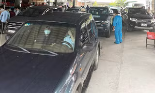 Dòng xe nối đuôi nhau chờ làm thủ tục qua chốt đèo Chuối