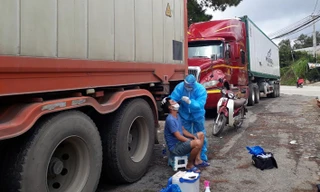 2 xe container chở nông sản Trung Quốc đến Đà Lạt