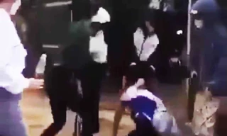 L.T.M.T bị đánh ngã xuống đường. Ảnh chụp màn hình