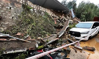 Bờ taluy dài gần 20 mét bị sạt lở, đè trúng ô tô và xe máy ở Đà Lạt