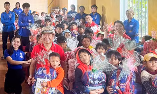 Trao hàng trăm học bổng, xe đạp tiếp sức học sinh nghèo vùng xa