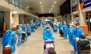  Di chuyển đến phòng chờ bay ở Sân bay Tân Sơn Nhất