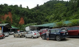 Dòng xe nối đuôi nhau chờ qua chốt kiểm dịch đèo Chuối