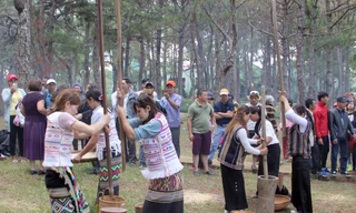 Bảo tồn văn hóa các tộc người thiểu số qua hội thi trò chơi dân gian 