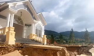 Lâm Đồng: Nhiều đoạn quốc lộ rạn nứt chân chim, hồ chứa nước gần 500 tỷ sạt lở nghiêm trọng
