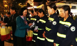 Thường trực Ban Bí thư trao quà Tết cho công nhân môi trường tại Đà Lạt