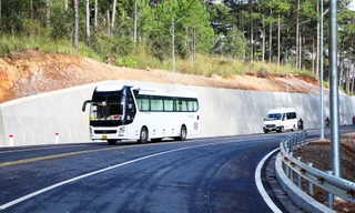 Thông xe tạm thời trên đèo Prenn dịp Tết Dương lịch 2024 