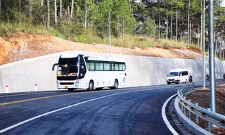Thông xe tạm thời trên đèo Prenn dịp Tết Dương lịch 2024 