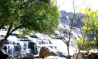 Giới trẻ tấp nập đi lễ chùa, trẩy hội tình yêu ở thác Pongour