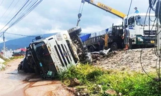 Khởi tố tài xế làm lật xe tải đè lên hai mẹ con