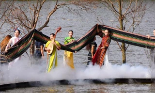 Thổ cẩm Tây Nguyên ‘bay’ trên mặt hồ, mở màn Festival hoa Đà Lạt 2022