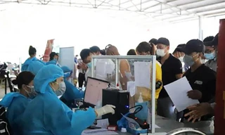 Nhiều người chờ làm thủ tục qua chốt kiểm dịch để vào Lâm Đồng