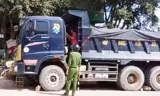 Một thanh niên nghi ngáo đá, trộm xe ben 'chạy trốn'