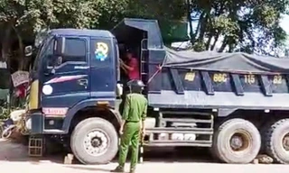 Một thanh niên nghi ngáo đá, trộm xe ben 'chạy trốn'