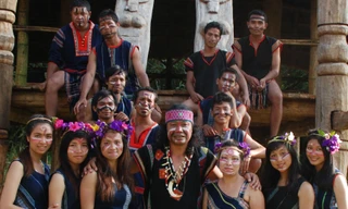 Hóa trang để bước vào lễ hội. Ảnh: Krajăn Plin 