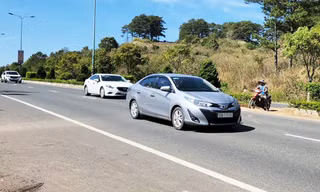 Thót tim với tình trạng ô tô, xe máy băng ngang cao tốc Liên Khương-Prenn