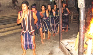 Làng nghệ sĩ chân trần dưới chân núi Lang Biang