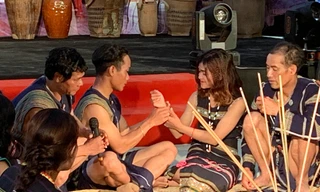 Đeo vòng đính ước tại lễ ăn hỏi