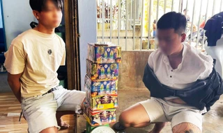 Bắt nhóm đối tượng dùng tài khoản facebook ảo để bán pháo 