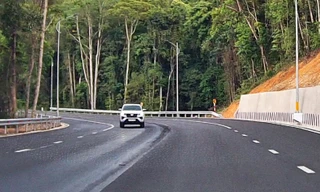 Xuất hiện vệt hóa chất lạ gây bong tróc mặt đường đèo Prenn