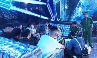 Phát hiện hàng chục dân chơi ‘dính’ ma túy ở bar Dahlia